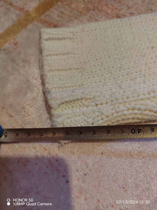 Пола и пуловер..