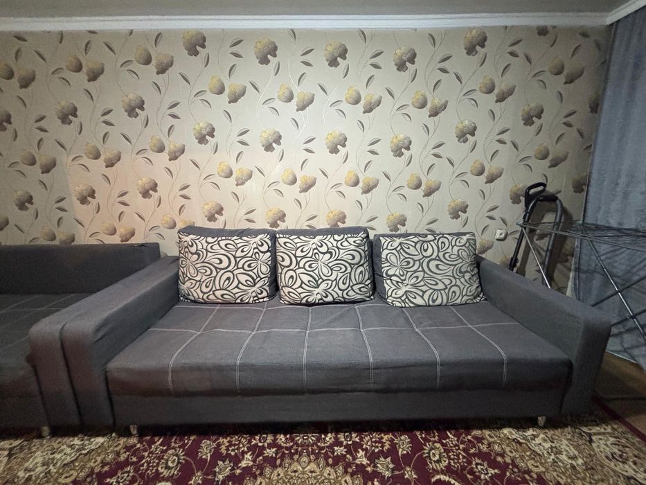 Диван тахта с подушками и ковер