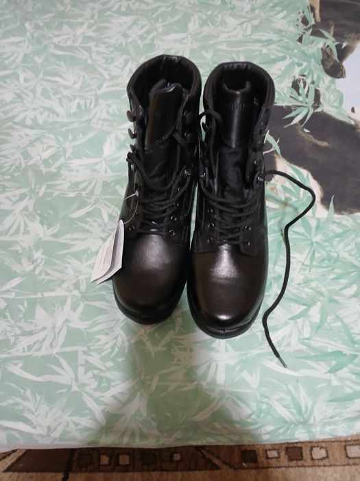 Чисто нови черни боти