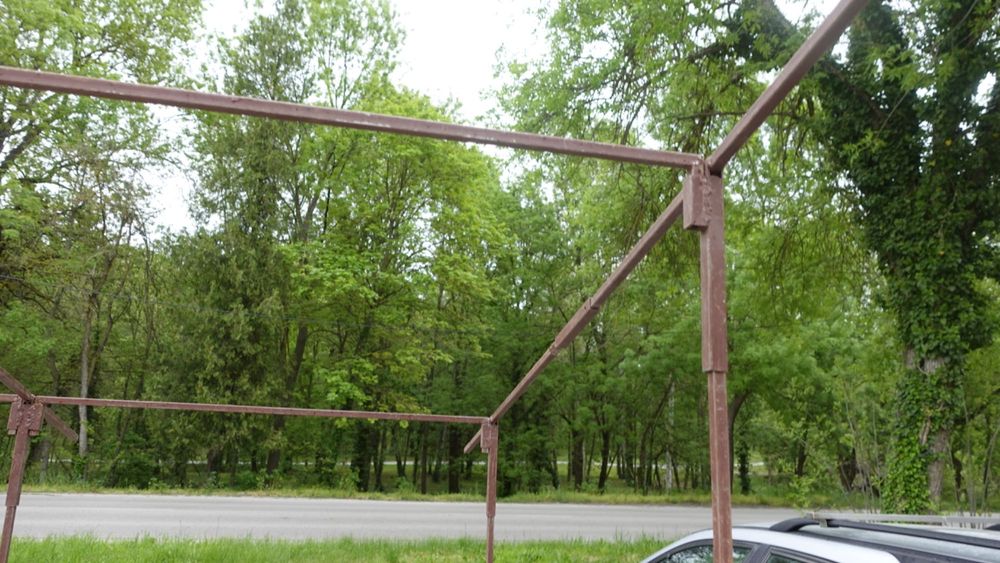 Лесно сглобяема/разглобяема маса за улична търговия с покрив.