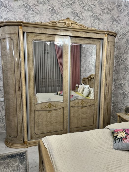 Продается итальянский гарнитур .