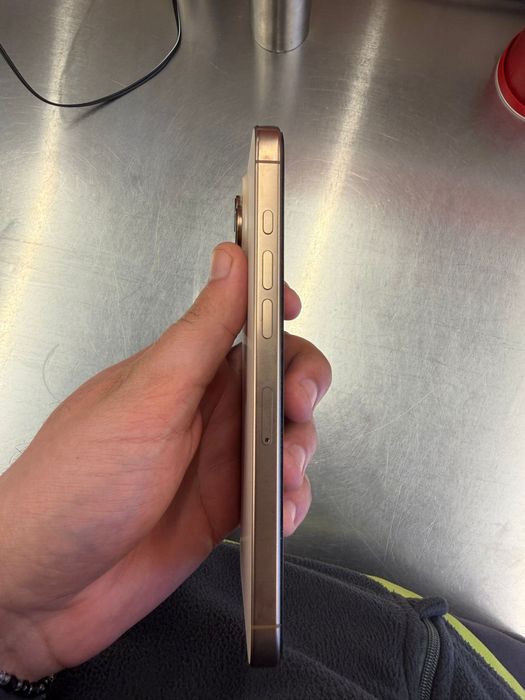 Vand iphone 16 pro max ,culoare gold ,nou ,baterie 100%,garantie