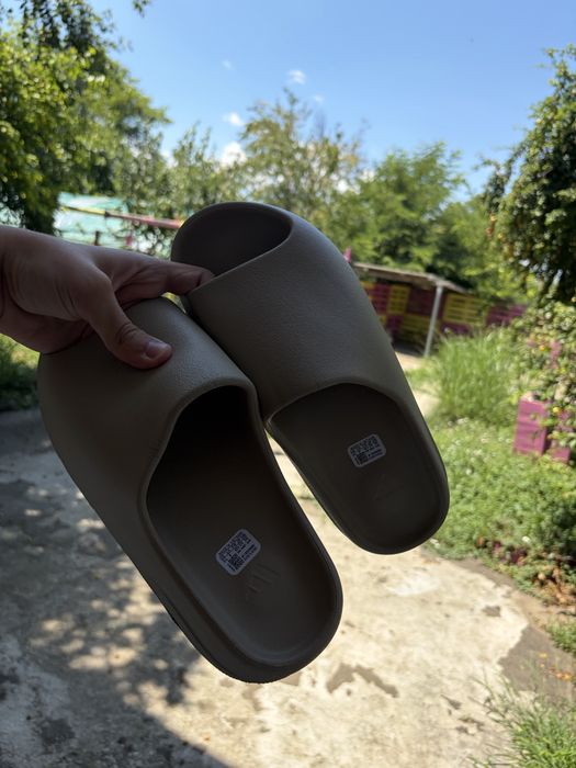 Yeezy Slides Earth Brown