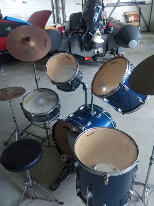 Комплект  барабани  Логото на комплекта е видимо на снимката ..