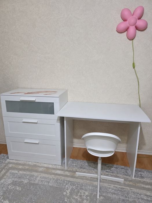 Комод от IKEA, письменный стол и стул.