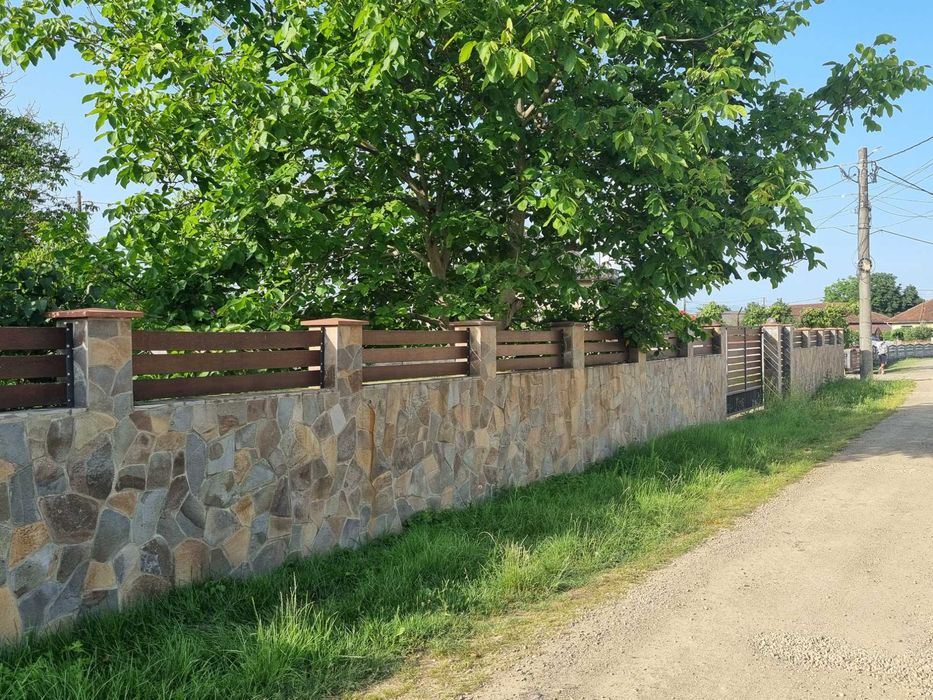 Teren împrejmuit cu gard placat cu piatră naturală  11 arii la