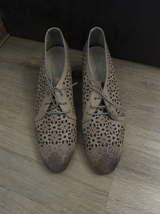 Дамски затворени обувки с връзки