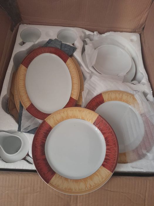 Посуда в коробке 98штук
