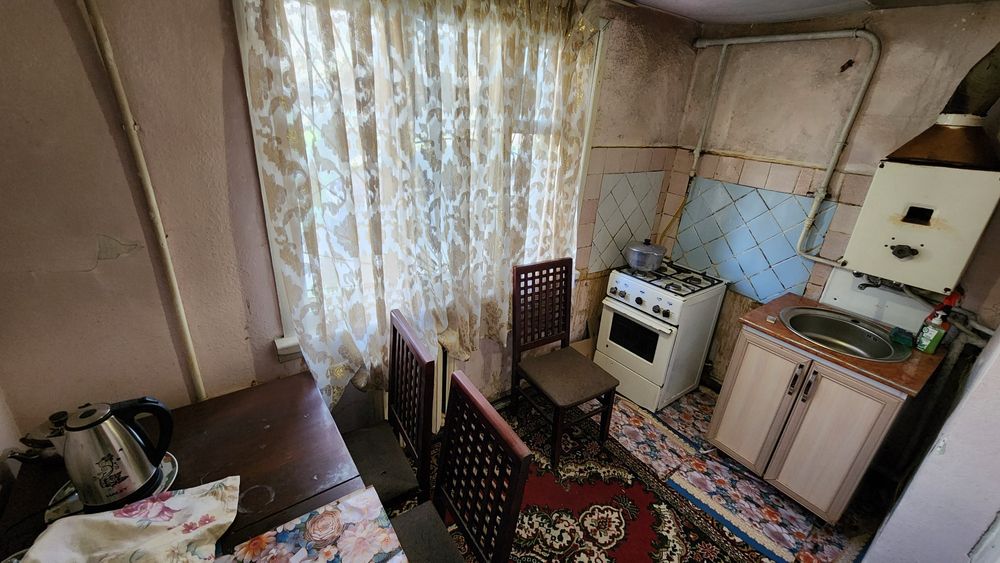 kvartira YASHNOBOD 1 Etaj, 1 xona, hamma mebeli bilan sotiladi srochno