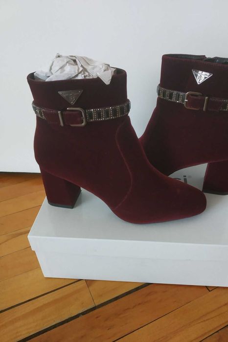 Кадифени боти, Laura Biagiotti