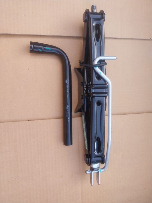 Продавам оригинални нови крикове за всички марки и модели автомобилиза