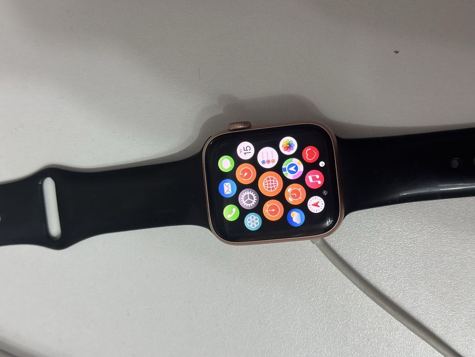 Продам Apple watch SE 44 mm