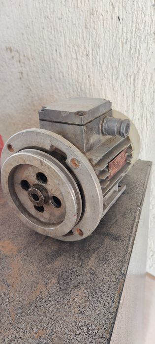 Новый электродвигатель АИР В56В4УЗ 180 Вт