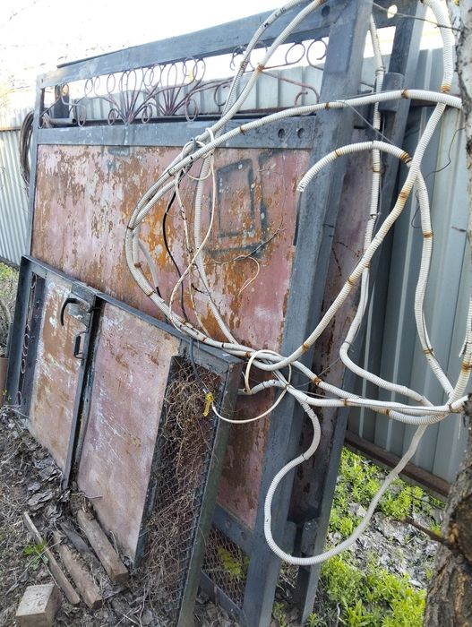 Железные ворота и дверь