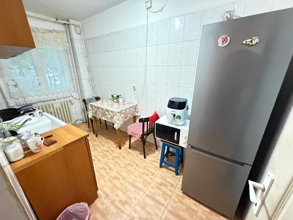 Închiriez 1 camera într-un apartament cu 3 camere