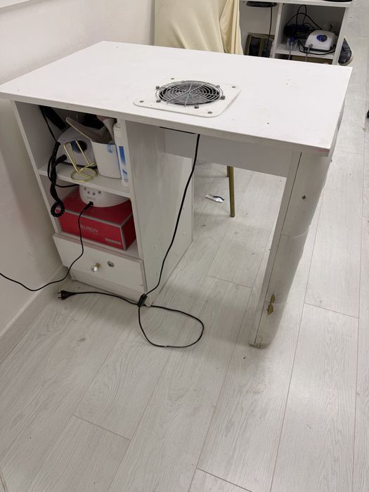 Маникюрный столик