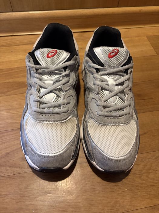 Продам кроссовки asics