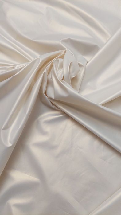 Продам плащевые ткани. Черная, айвори