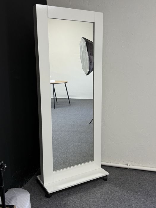 Зеркало на колесиках