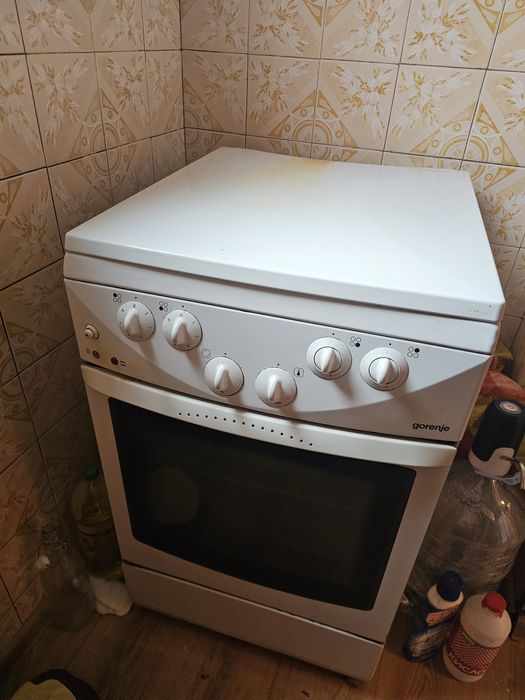 Подарявам обзавеждане, диван, маса, столове и друго