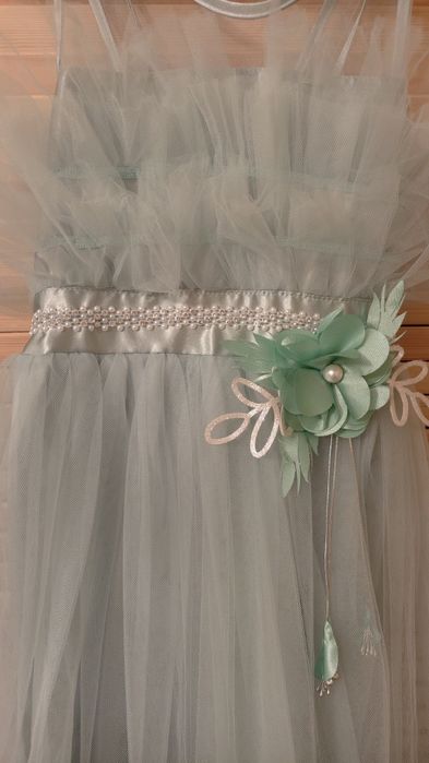 Платье на девочку нарядное 8-9 лет