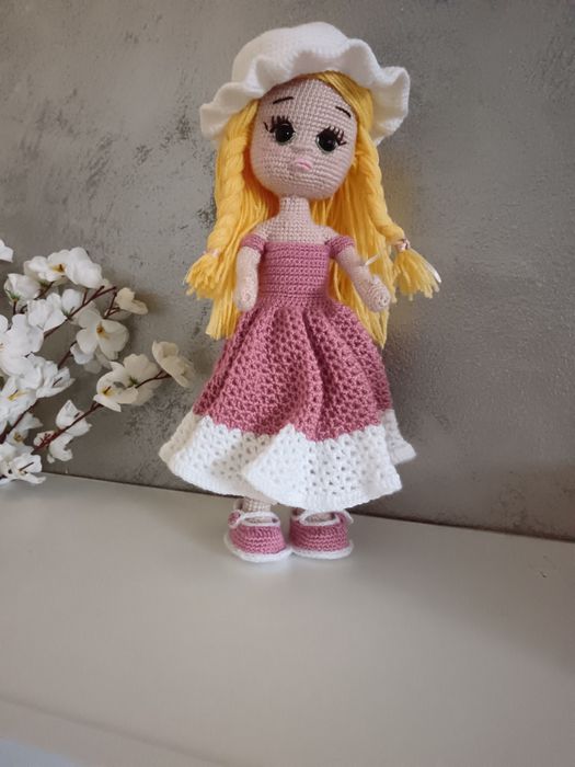 Ръчно плетена кукла