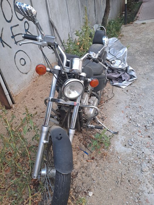 Vând Honda Shadow an 1992  acte în regulă plus fiscal, Trebuie baterie! Preț 1000de euro.