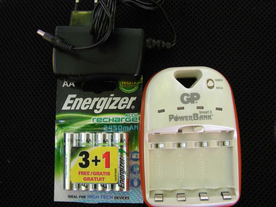 Зарядно устройство и 4 акумулаторни батерии АА  (R 6)