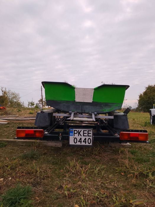 Продавам лодка с колесар