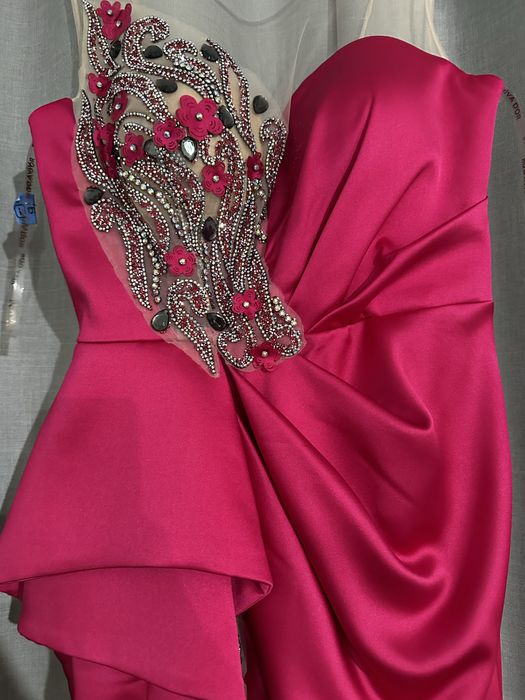 Rochie de ocazii purtata ca nasa