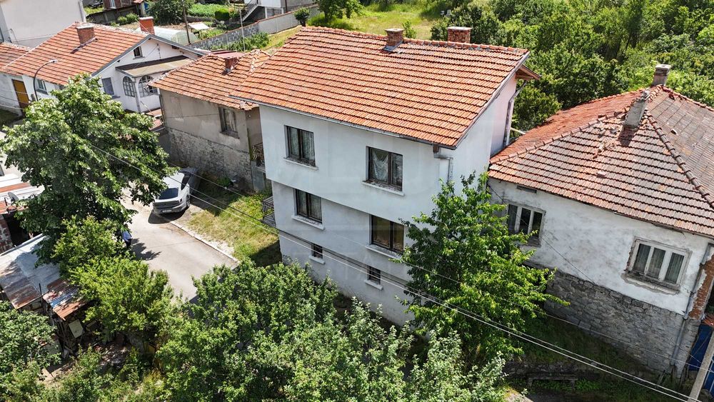 Триетажна къща в с. Долни Окол