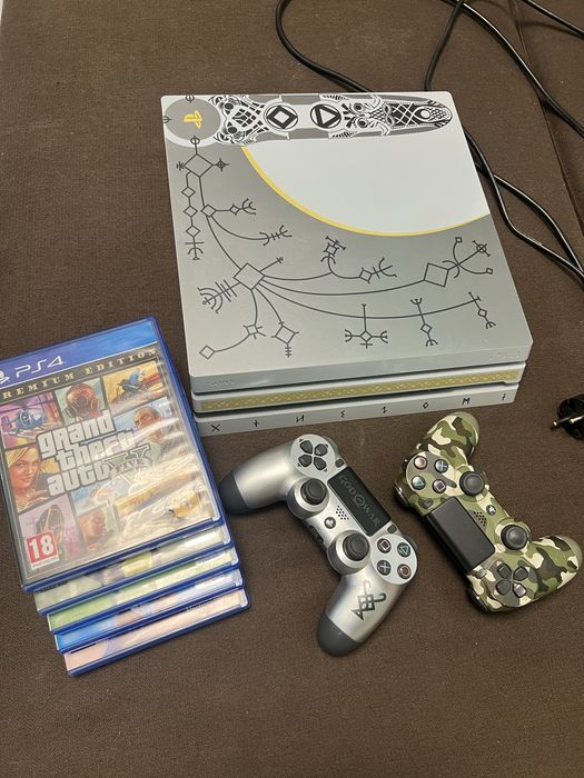 PlayStation 4 Limited Edition God of War + 2 джойстика + 7 игри