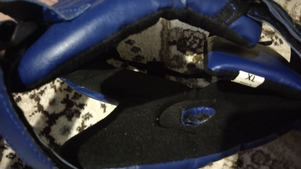 Боксерский шлем и перчатки