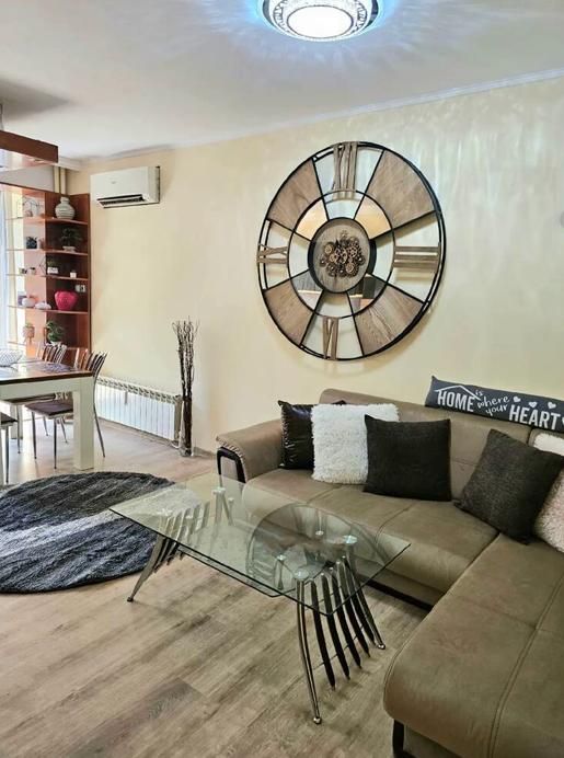 Дава се под наем Тристаен апартамент в Пловдив, Център - 118 кв.м за 561 € - Снимка #1