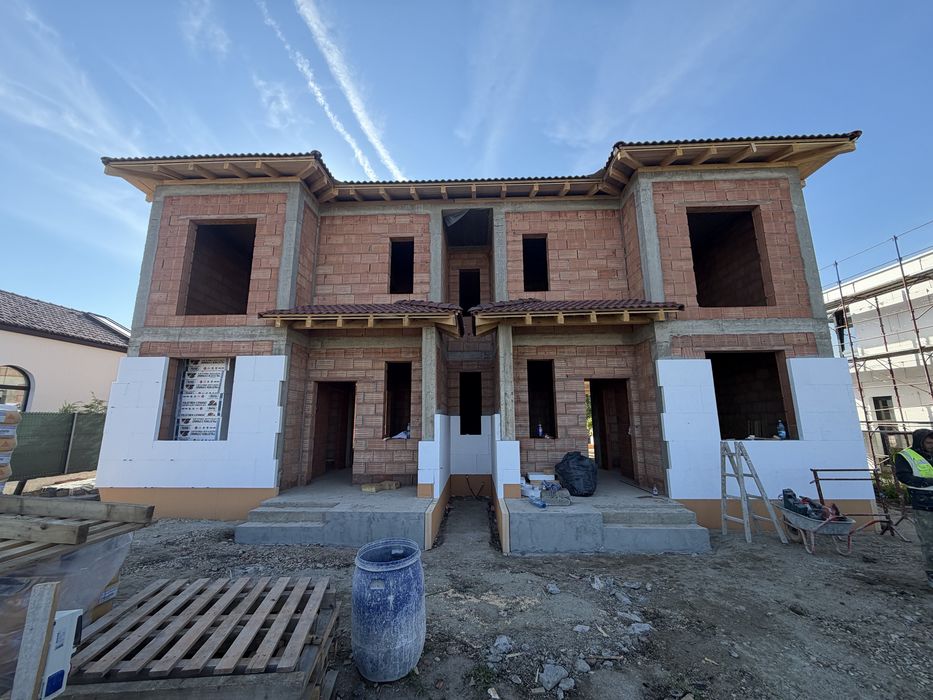 Proprietar, vand 1/2 duplex