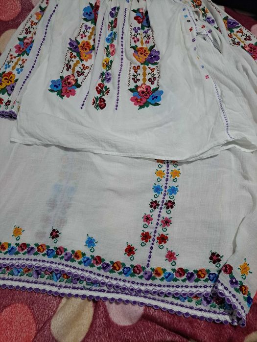 Costum popular autentic cusut manual