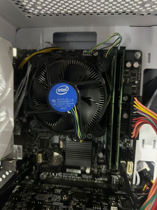 Продаются компьютеры, есть практически всё. Можно и по частям.