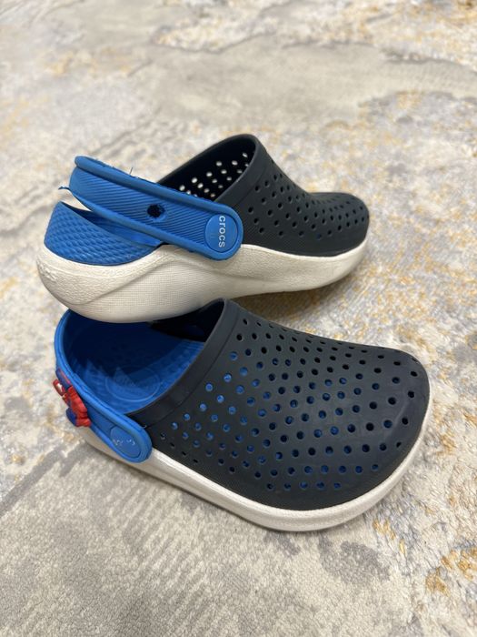 Crocs детские кайманы размер C8 темно-синий цвет с белой подошвой