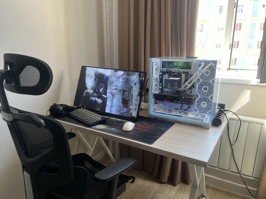 Игровой компьютер в белом исполнений