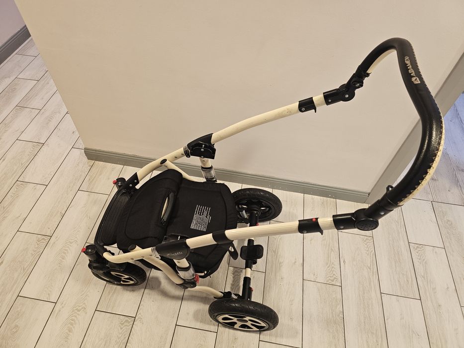 Продам прогулочную коляску фирмы Adamex