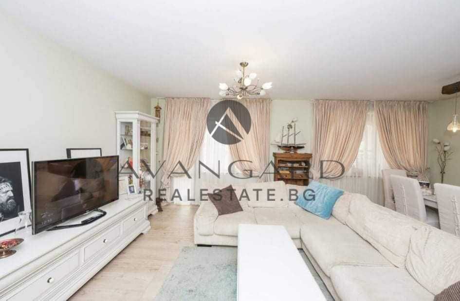 Продава се Тристаен апартамент в Пловдив, Остромила - 168 кв.м за 1399 €/кв.м - Снимка #1