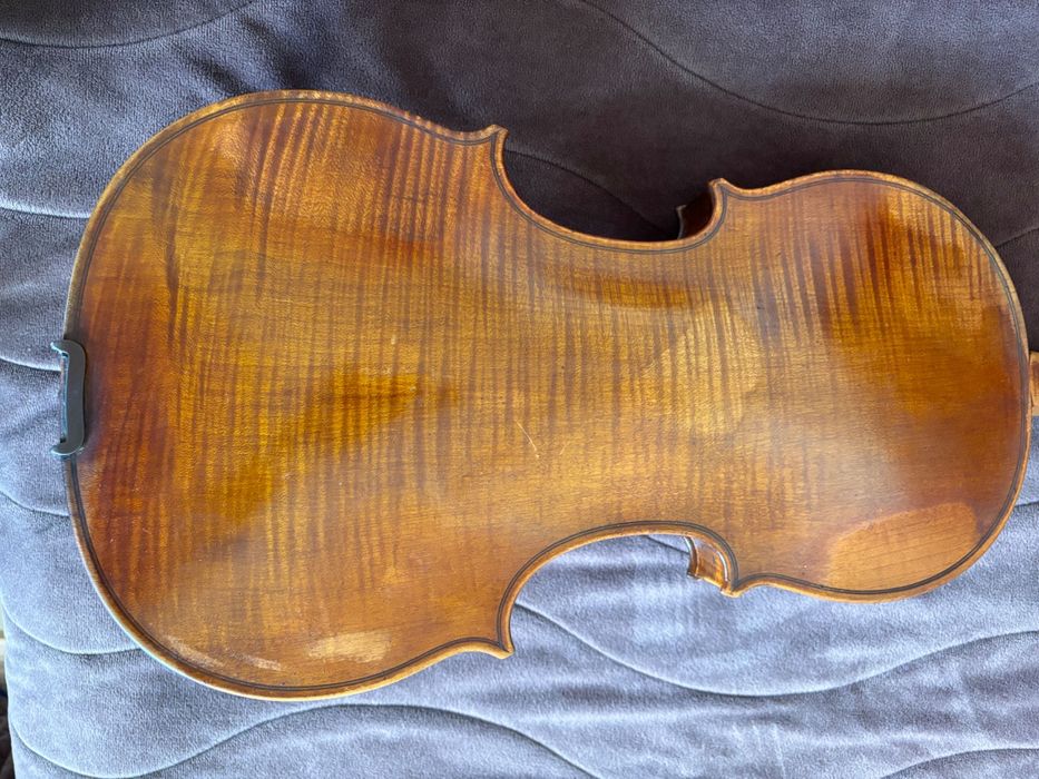 Майсторска виола изработена от лютиерът Найден Ганчев през 1973