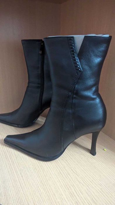 Продам фирменные сапоги известного бренда