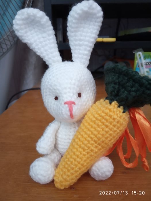 Продаётся вязанная игрушка зайчик.