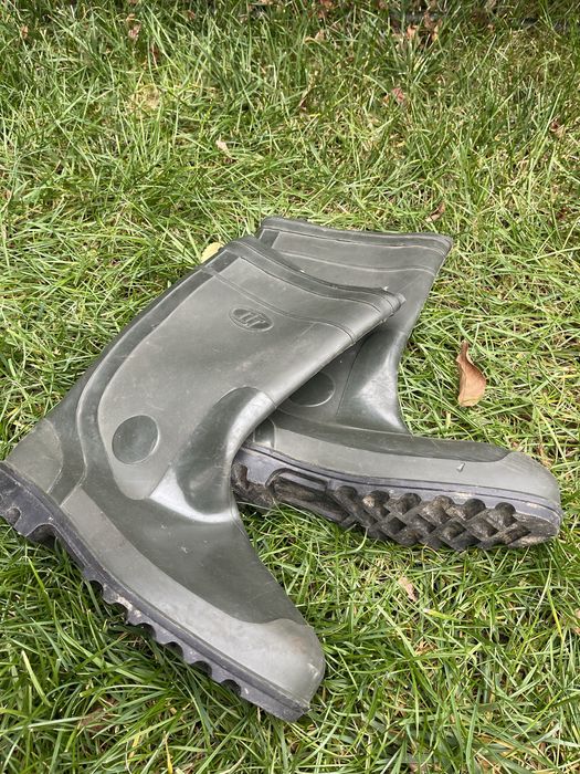 Продам резиновую обувь размер 45