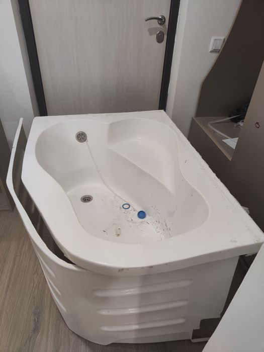 Акриловая ванна и умывальник