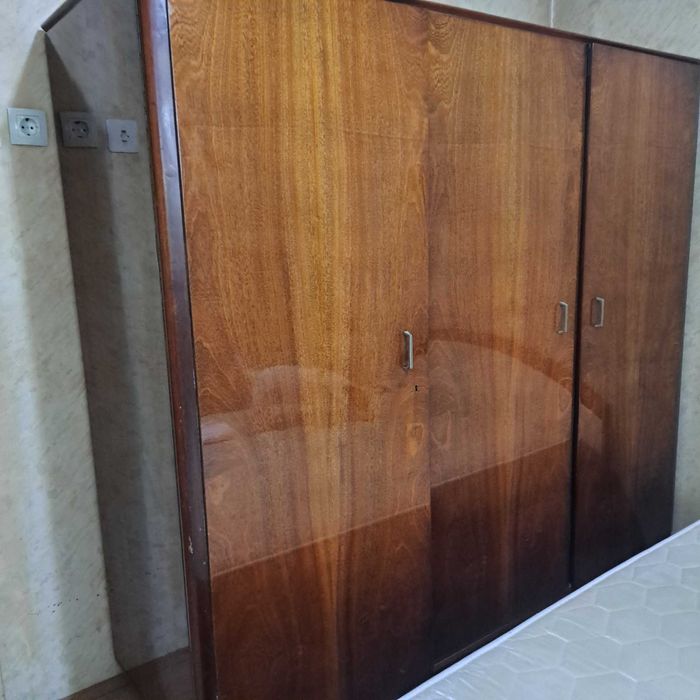 Ретро Трикрилен Гардероб от Орех