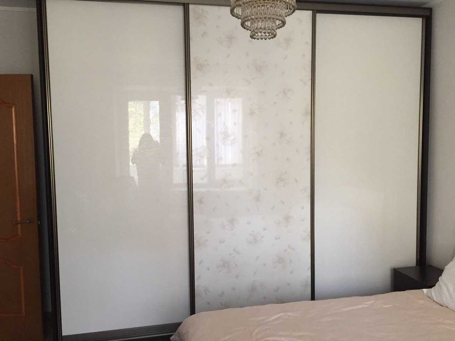 Просторный шкаф для одежды