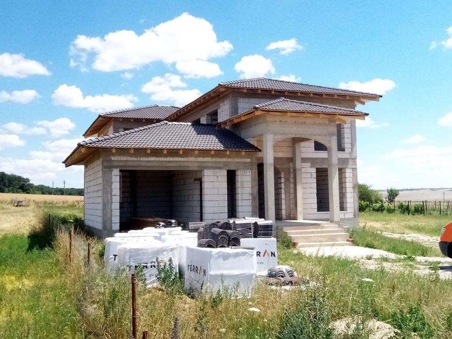 Construcții case la roșu