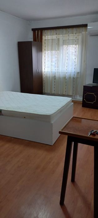 Închiriez garsoniera